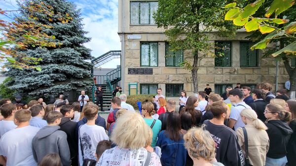Протест перед зданием НАЦ с требованием освободить задержанных депутатов Ирину Лозован и Александра Нестеровского - Sputnik Молдова