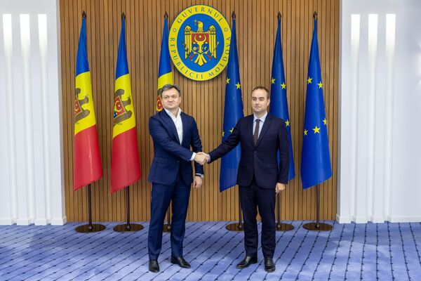 Молдавский премьер Дорин Речан и министр обороны Франции Себастьян Лекорню. - Sputnik Молдова