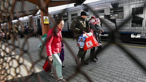 Погостили — и хватит. США выдавливают украинских беженцев из Польши - Sputnik Молдова