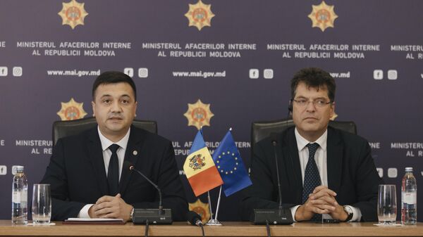 Министр внутренних дел Молдовы Адриан Ефрос и комиссар по кризисному управлению Янез Ленарчич  - Sputnik Молдова