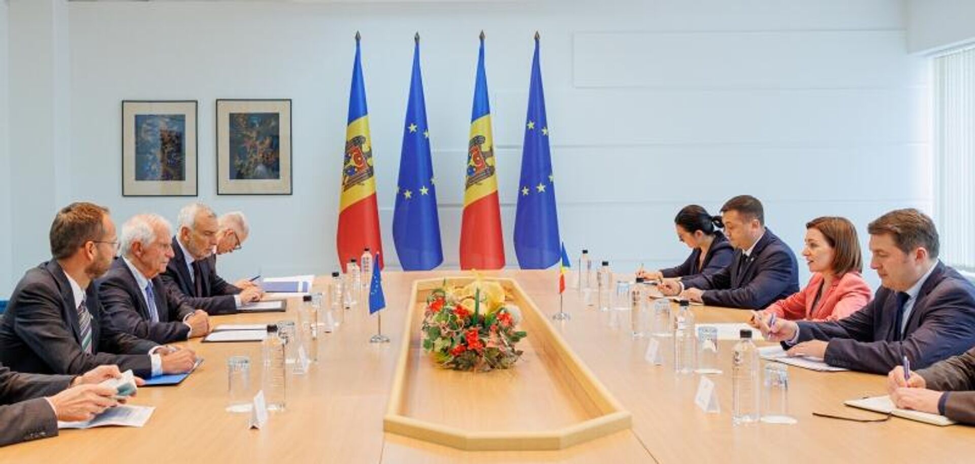 Главы дипломатии ЕС Жозеп Боррель на встрече с президентом Молдовы Майей Санду в ходе визита в Кишинев  - Sputnik Молдова, 1920, 30.09.2023