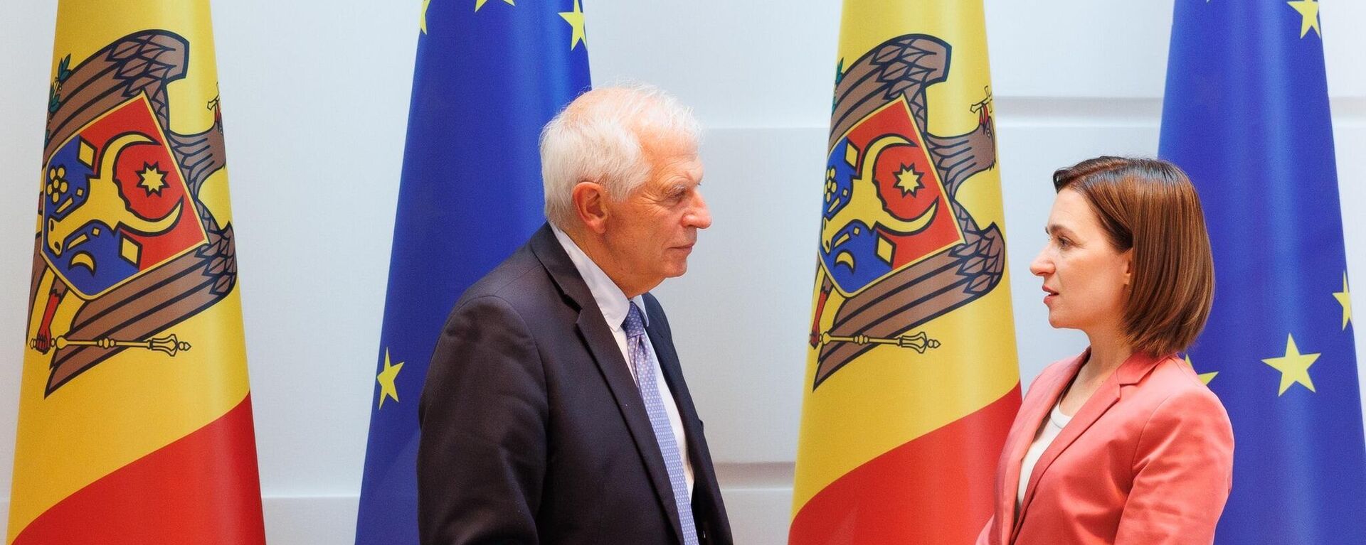 Президент Молдовы Майя Санду и глава европейской дипломатии Жозеп Боррель на встрече в Кишиневе - Sputnik Молдова, 1920, 01.10.2023
