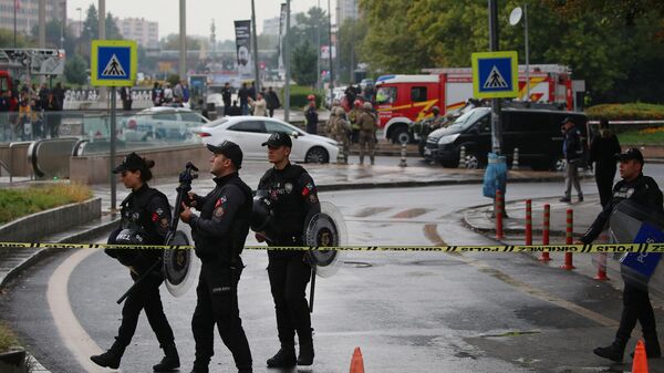 Члены спецназа турецкой полиции охраняют территорию возле Министерства внутренних дел после взрыва бомбы в Анкаре - Sputnik Молдова