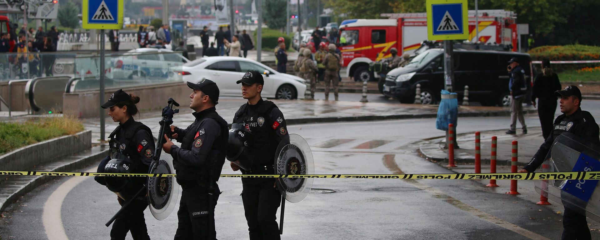 Члены спецназа турецкой полиции охраняют территорию возле Министерства внутренних дел после взрыва бомбы в Анкаре - Sputnik Молдова, 1920, 01.10.2023