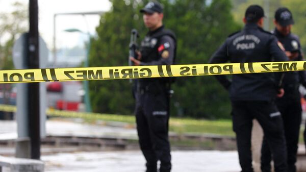 Члены спецназа турецкой полиции охраняют территорию возле Министерства внутренних дел после взрыва бомбы в Анкаре - Sputnik Moldova
