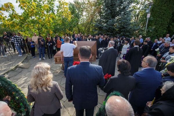 Ceremonia funerară a scriitorului Ion Druță - Sputnik Moldova