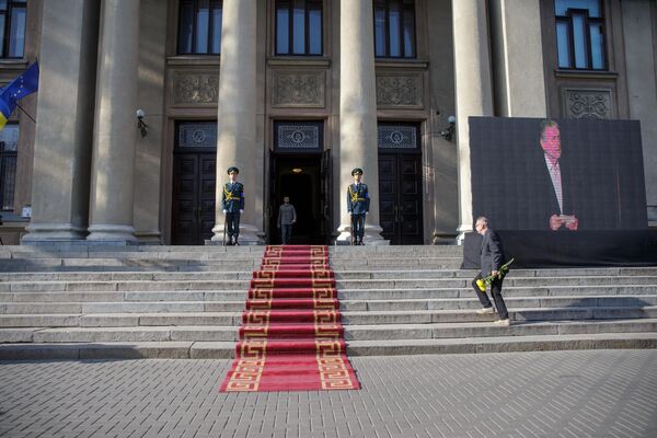 Церемония прощания транслировалась на большой экран, установленный у театра. - Sputnik Молдова