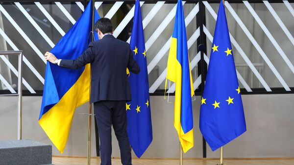 Steaguri ale Ucrainei și ale UE în clădirea Parlamentului European din Brussell - Sputnik Moldova