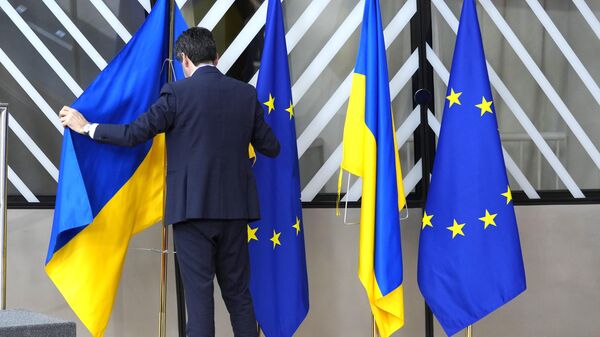 Флаги Украины и ЕС в здании Европейского парламента в Боюсселе - Sputnik Moldova