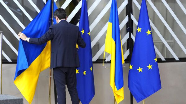 Steaguri ale Ucrainei și ale UE în clădirea Parlamentului European din Boussel - Sputnik Moldova