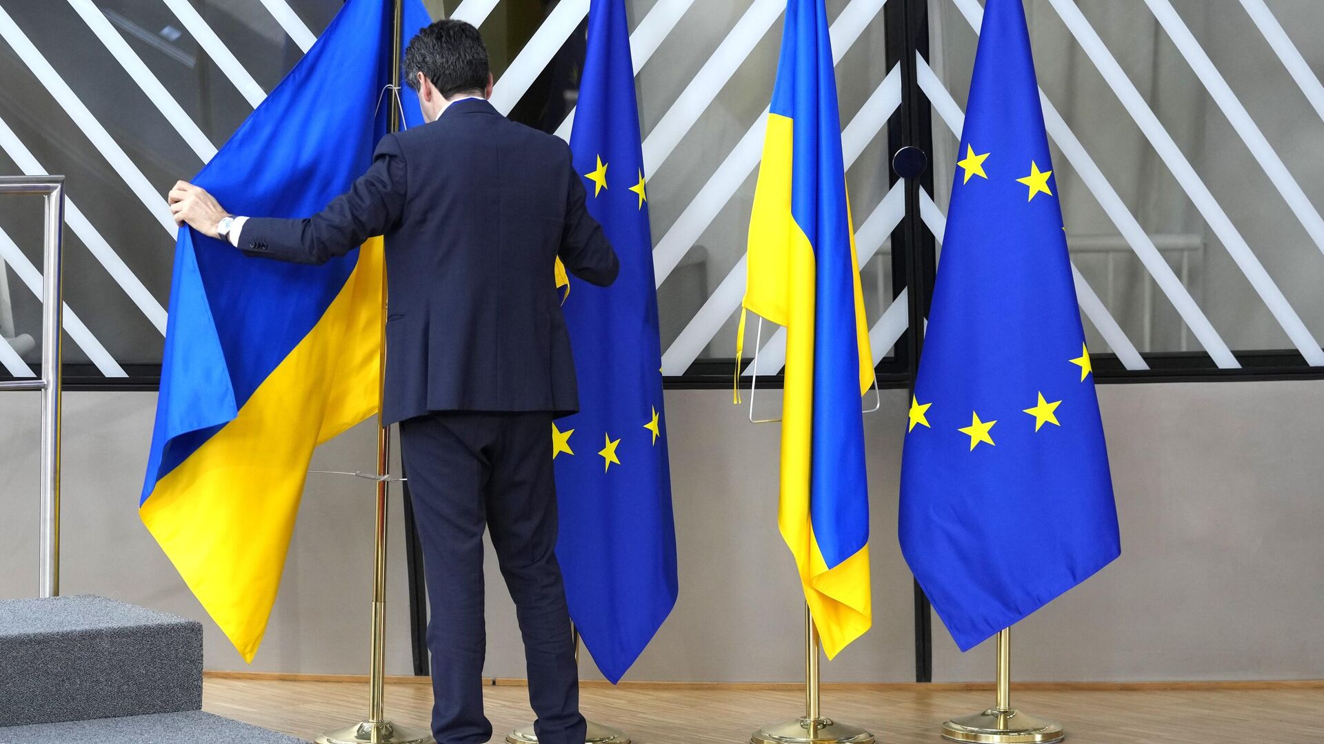 Флаги Украины и ЕС в здании Европейского парламента в Боюсселе - Sputnik Moldova-România, 1920, 20.01.2024
