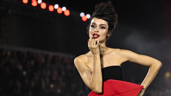 Бразильская модель  Luma Grothe на показе L'Oreal Paris во время Paris Fashion Week Womenswear сезона весналето 2024 в Париже - Sputnik Молдова
