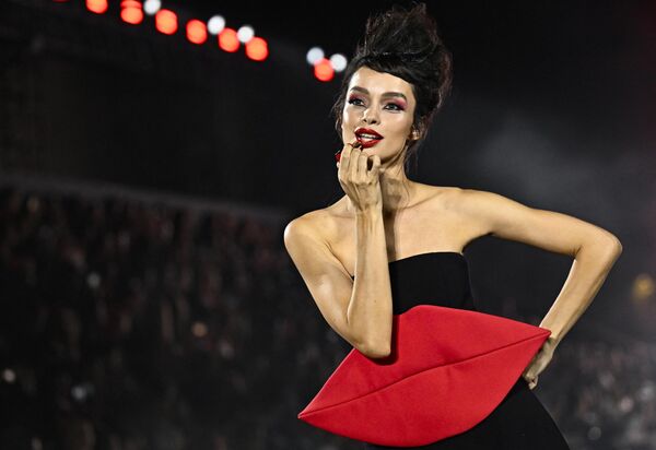 Бразильская модель  Luma Grothe на показе L&#x27;Oreal Paris во время Paris Fashion Week Womenswear сезона весна-лето 2024 в Париже. - Sputnik Молдова