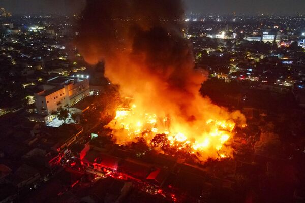 Пожар в густонаселенном жилом районе Джакарты, Индонезия, 4 октября. - Sputnik Молдова