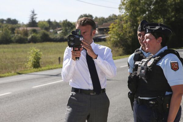 Президент Франции Эммануэль Макрон использует радар скорости для автомобилей в Виллетоне, Франция. - Sputnik Молдова