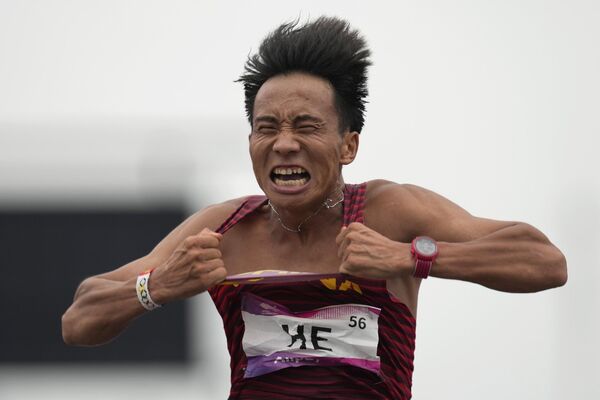 Китаец Хэ Цзе пересекает финишную черту и выигрывает мужской марафон на 19-х Азиатских играх в Ханчжоу, Китай. - Sputnik Молдова