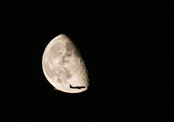 Силуэт самолета на фоне Луны в Москве. - Sputnik Молдова