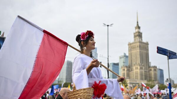 Женщина с польским флагом участвует в марше в поддержку оппозиции против правящей популистской партии Право и справедливость в Варшаве, Польша - Sputnik Moldova