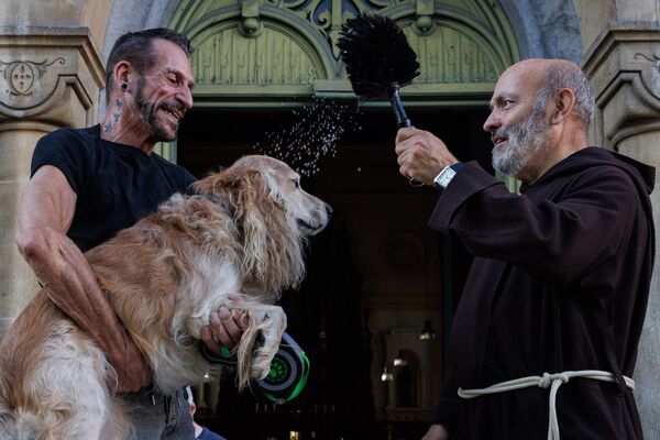 Отец Вальберт благословляет собаку в Брюсселе, Бельгия. - Sputnik Молдова