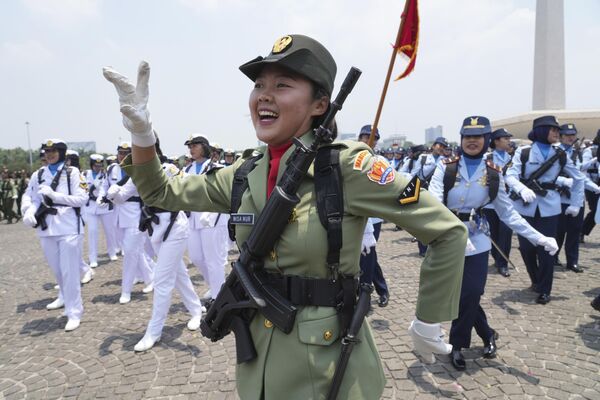 Женщины-военнослужащие танцуют во время парада, посвященного 78-й годовщине Вооруженных сил Индонезии в Джакарте. - Sputnik Молдова