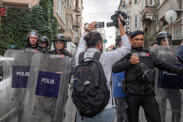 Журналист пытается снять кадры, как спецназ блокирует журналистов перед офисом прокурдской Партии народной демократии после того, как некоторые из ее членов были задержаны рано утром, Стамбул. - Sputnik Молдова
