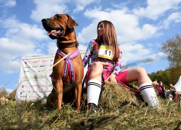 Участница кросса Быстрый пес со своим питомцем в Москве - Sputnik Молдова