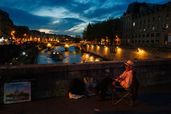 Художник продает свои картины на мосту Пти-Пон в Париже. - Sputnik Молдова