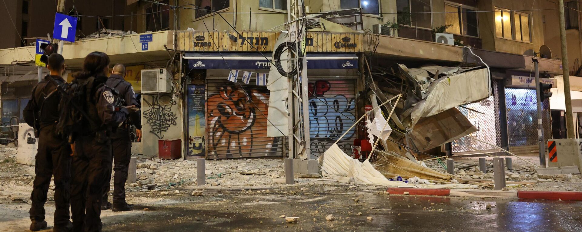 Улица в Тель-Авиве после попадания ракеты, выпущенной палестинскими боевиками из сектора Газа. - Sputnik Молдова, 1920, 08.10.2023