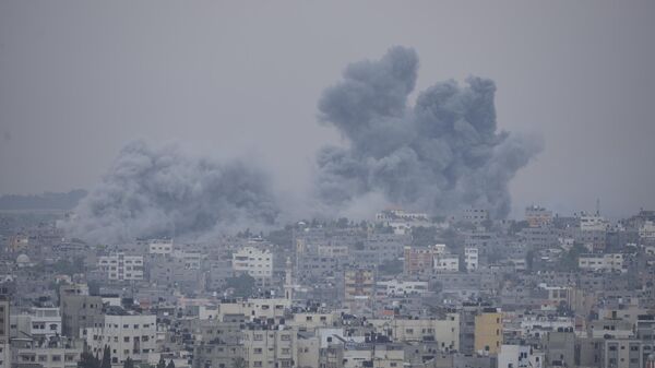 Дым от израильского авиаудара поднимается над городом Газа - Sputnik Moldova