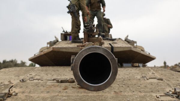 Солдаты израильской армии со своими танками Меркава - Sputnik Moldova