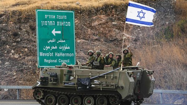 Израильские солдаты едут на БТР возле границы с Ливаном - Sputnik Moldova