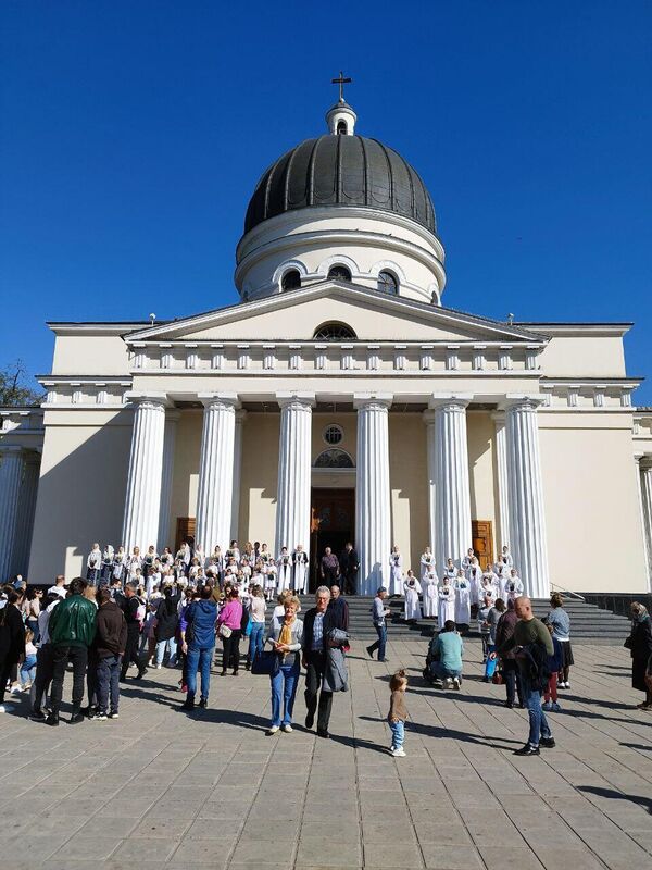 Храмовый праздник в Кишиневе: прихожане у Кафедрального собора в центре города, 2023 год. - Sputnik Молдова