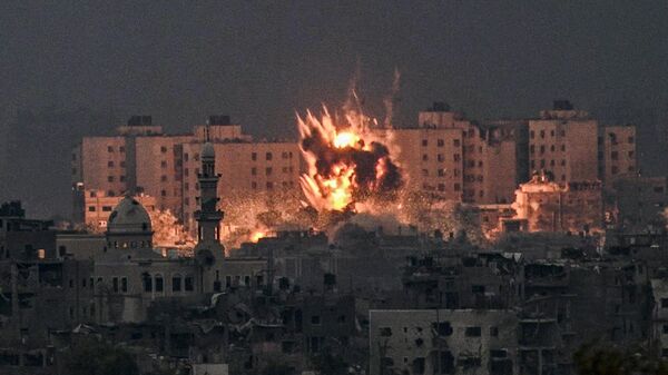 Взрыв во время израильской бомбардировки на севере сектора Газа - Sputnik Молдова