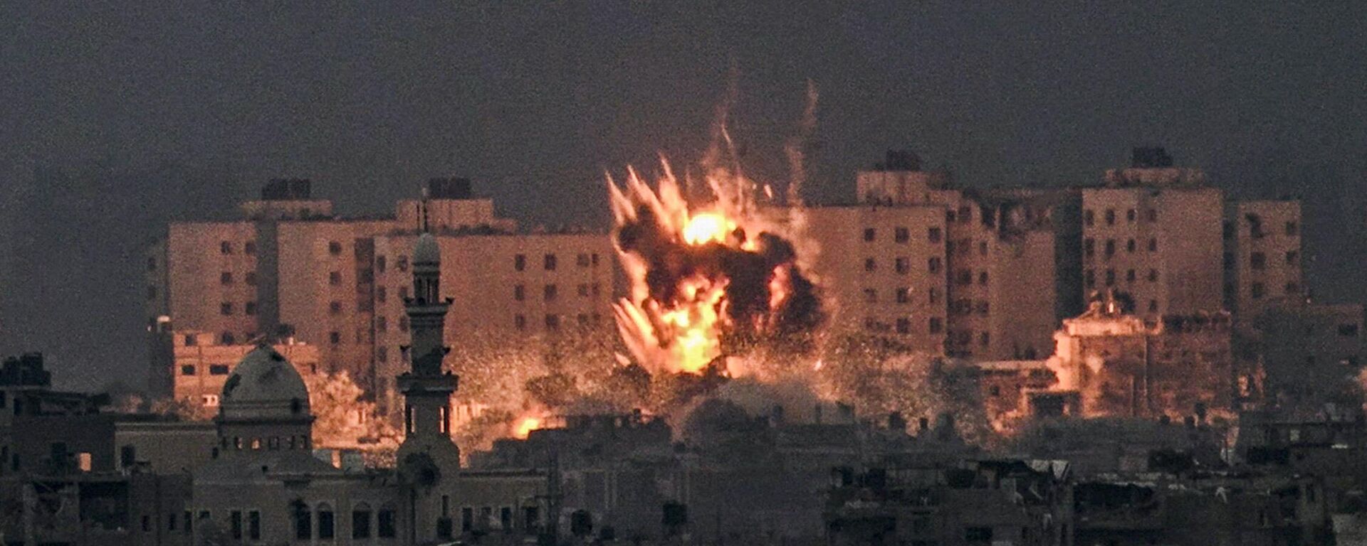 Взрыв во время израильской бомбардировки на севере сектора Газа - Sputnik Молдова, 1920, 28.10.2023