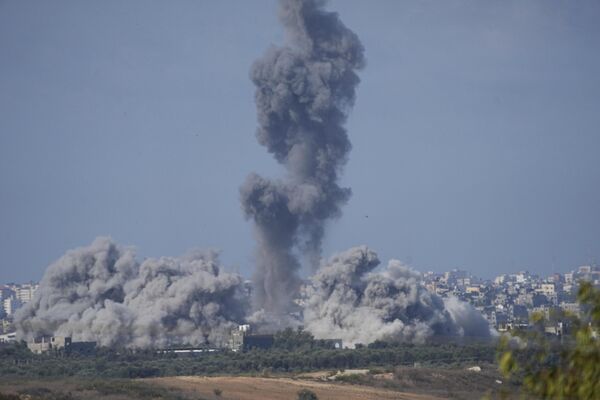 Поднимающийся дым после израильского авиаудара по сектору Газа, наблюдаемый с юга Израиля. - Sputnik Молдова