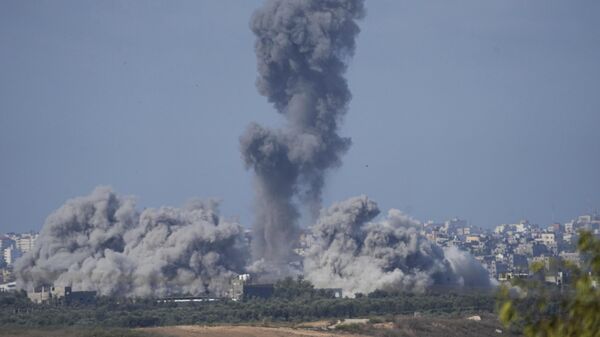 Поднимающийся дым после израильского авиаудара по сектору Газа, наблюдаемый с юга Израиля - Sputnik Moldova