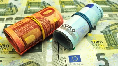 Банкноты номиналом 5, 10 и 20 евро.