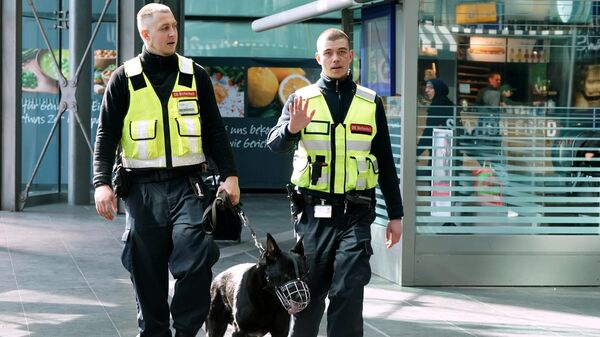 Сотрудники службы безопасности на центральном вокзале Берлина. - Sputnik Молдова