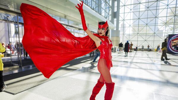 Участница, одетая как Алая ведьма из комиксов Marvel, во время Нью-Йоркского Comic Con, США - Sputnik Молдова