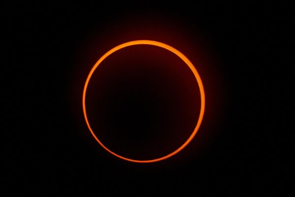 Эффект &quot;Огненного кольца&quot;, возникший во время кольцевого солнечного затмения, виден из Пенономе, Панама, 14 октября 2023 года. - Sputnik Молдова
