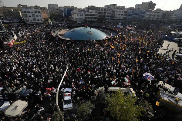 Иранские протестующие присутствуют на антиизраильском митинге на площади Энкелаб-э-Ислами (Исламская революция). в Тегеране, Иран, среда, 18 октября 2023 г. - Sputnik Молдова