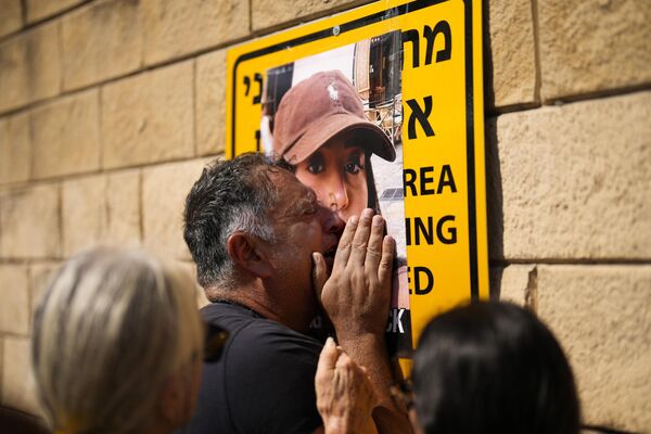 Эли Альбаг плачет над фотографией своей дочери Лири, когда он собирается с другими во время акции протеста с требованием освобождения десятков израильтян, похищенных во время беспрецедентной атаки ХАМАС на прошлой неделе, в Тель-Авиве, Израиль, в субботу, 14 октября 2023 года. - Sputnik Молдова