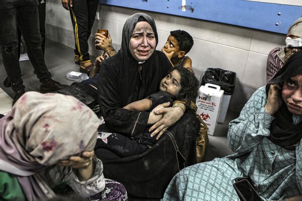 Раненые палестинцы сидят в больнице Аль-Шифа в городе Газа, в центре сектора Газа, после прибытия из больницы Аль-Ахли после взрыва там во вторник, 17 октября 2023 года. - Sputnik Молдова