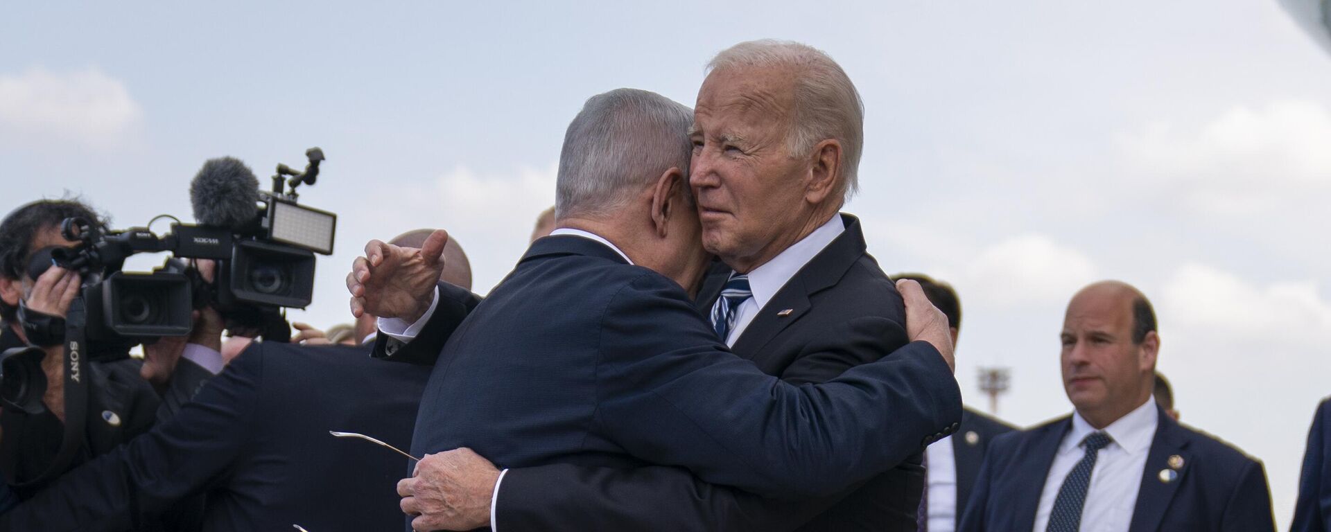 Премьер-министр Израиля Биньямин Нетаньяху приветствует президента США Джо Байдена в международном аэропорту Бен-Гурион  - Sputnik Молдова, 1920, 31.10.2023
