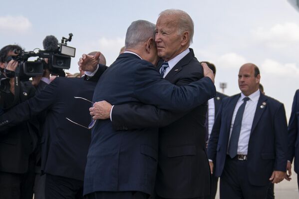 Президента Джо Байдена приветствует премьер-министр Израиля Биньямин Нетаньяху после прибытия в международный аэропорт Бен-Гурион в среду, 18 октября 2023 года, в Тель-Авиве. - Sputnik Молдова