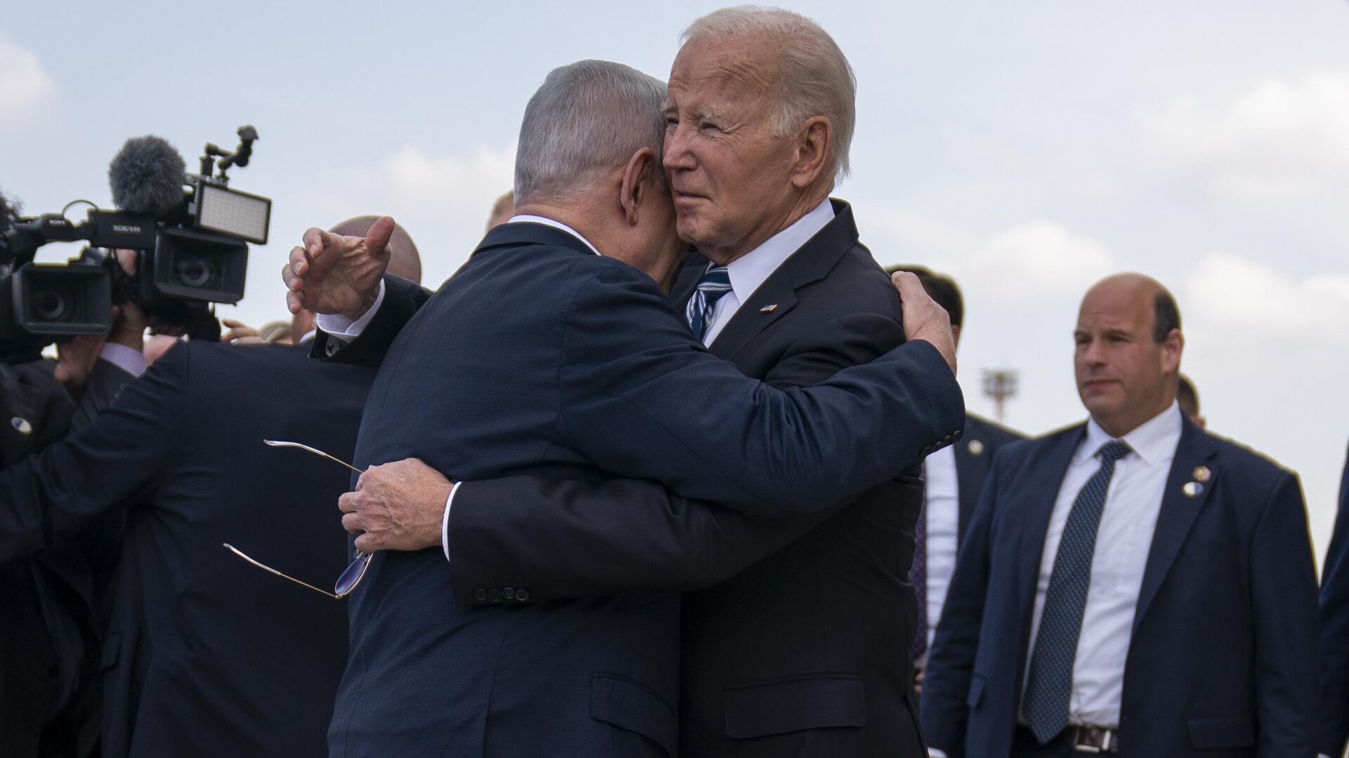 Премьер-министр Израиля Биньямин Нетаньяху приветствует президента США Джо Байдена в международном аэропорту Бен-Гурион  - Sputnik Молдова, 1920, 31.10.2023