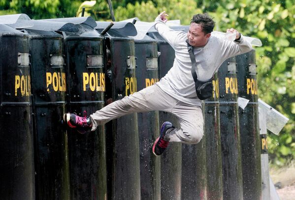Индонезийская полиция проводит учения по обеспечению безопасности на случай беспорядков в Танджунг-Пинанге, провинция островов Риау, 18 октября 2023 года, накануне предвыборной кампании и всеобщих выборов 2024 года. - Sputnik Молдова