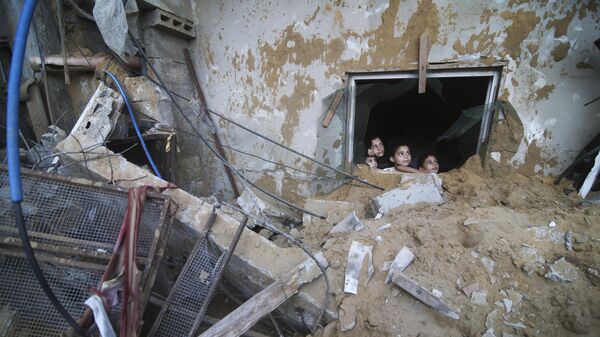 Палестинские дети смотрят на здание, Палестина - Sputnik Moldova