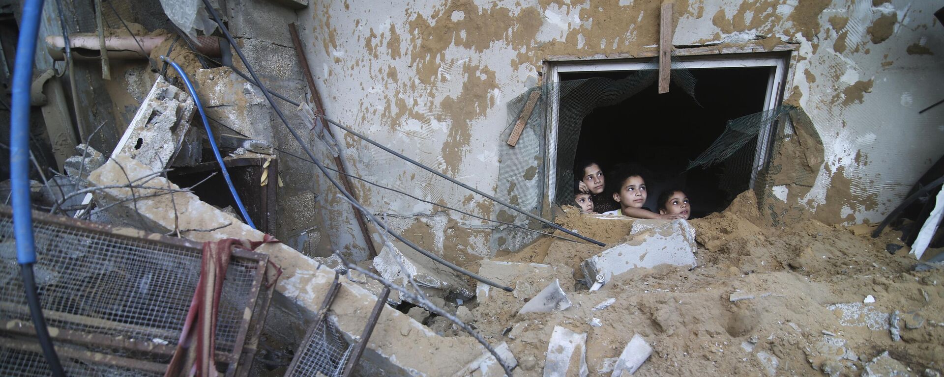 Палестинские дети смотрят на здание, Палестина - Sputnik Moldova, 1920, 23.10.2023