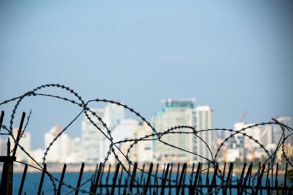 Колючая проволока на заборе у набережной в районе Яффо в Тель-Авиве - Sputnik Молдова